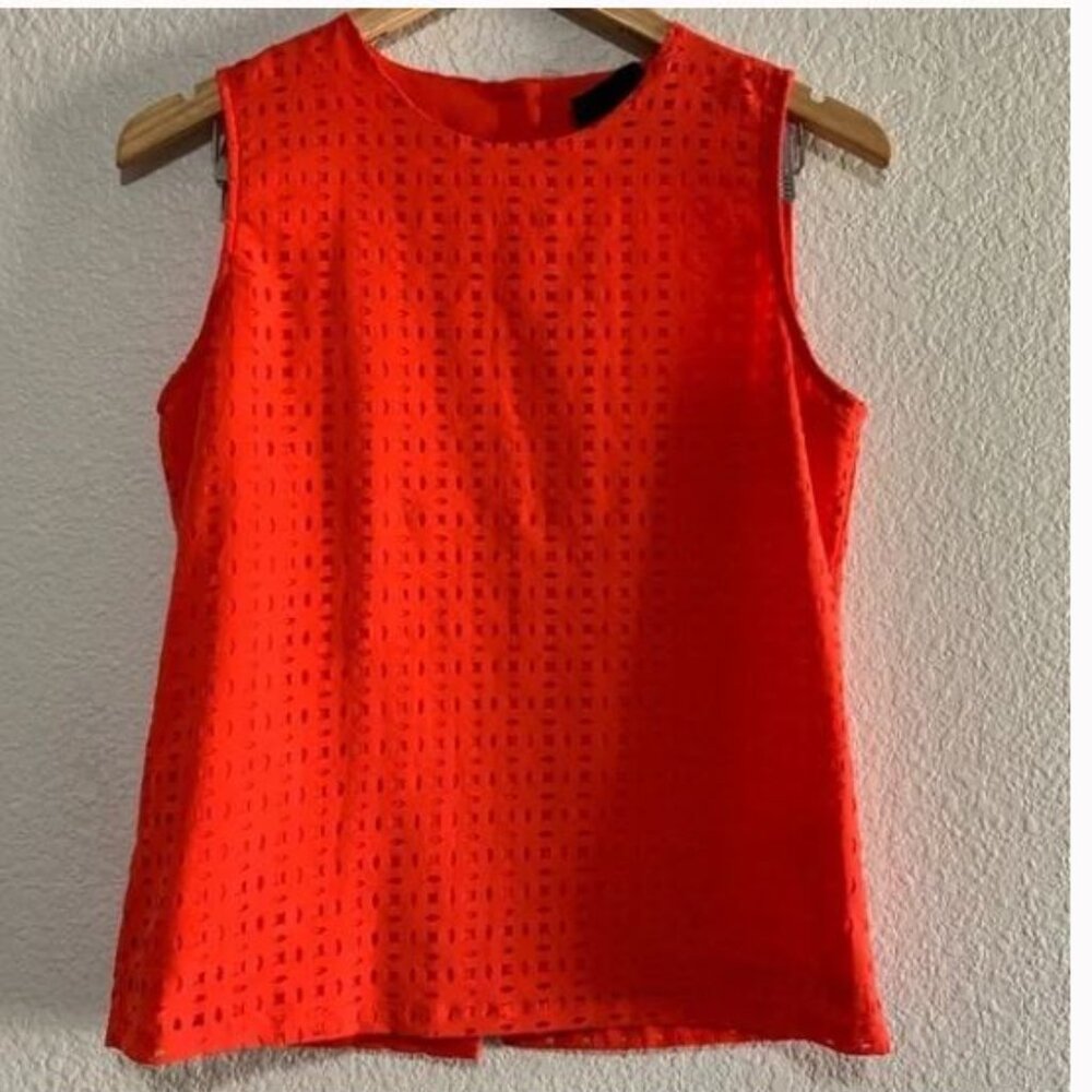 NWT Cynthia Rowley Button back Sleeveless Laser Cut Lined Shell Blouse, size XS